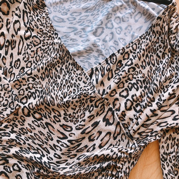 🐆 ISCA Leopard Print Surplice Ruched Top 🐆 - Picture 6 of 13